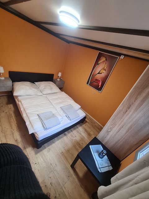 Schlafzimmer_mit_Doppelbett.jpg