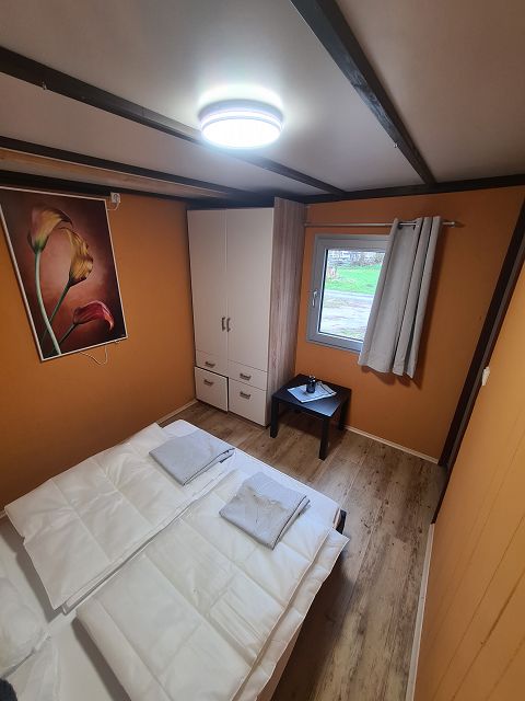 Schlafzimmer_mit_Doppelbett_2.jpg